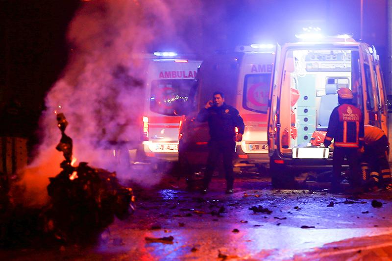 Police and ambulances arrive the scene after a blast in Istanbul, Turkey, December 10, 2016. REUTERS/Murad Sezer     TPX IMAGES OF THE DAY - RTX2UGFZ