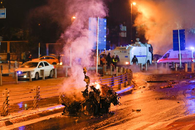 Police arrive at the site of an explosion in central Istanbul, Turkey, December 10, 2016. REUTERS/Murad Sezer - RTX2UFWD