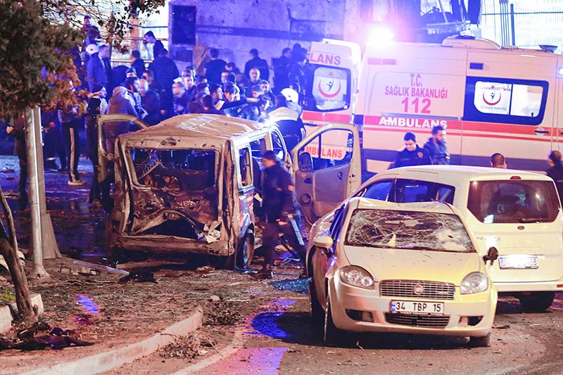 Police arrive at the site of an explosion in central Istanbul, Turkey, December 10, 2016. REUTERS/Murad Sezer     TPX IMAGES OF THE DAY - RTX2UG1M